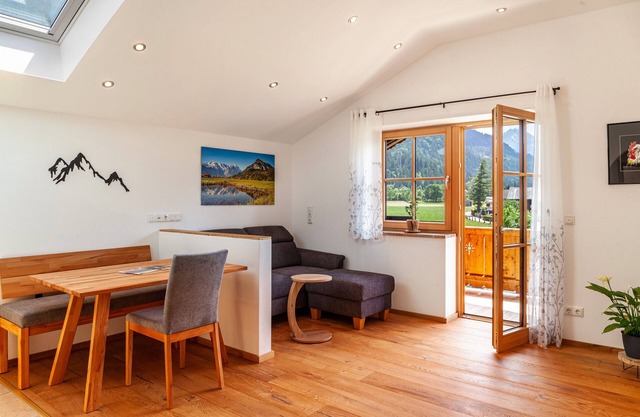 Ferienwohnung "Rosalie" Rund-um-Bergblick bis zur Zugspitze im Neubau mit Balkon und Wlan