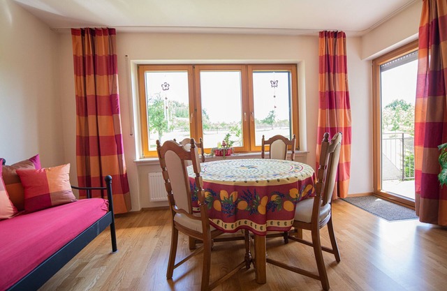 Ferienwohnung Im Obergeschoss" mit Gemeinschaftsgarten, Balkon und Wi-Fi