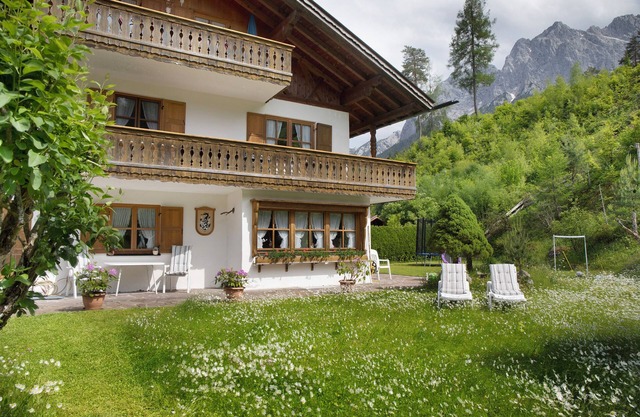 Ferienwohnung 'Frieder' mit Bergblick, Gemeinschaftsgarten und Wi-Fi