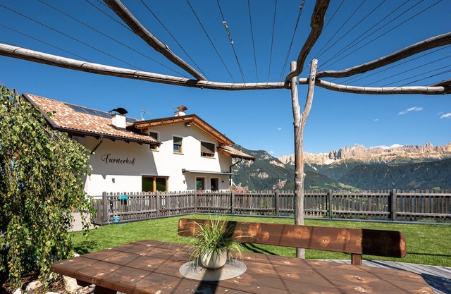 Ferienwohnung 'Furnerhof Apt Olpenglühn' mit Bergblick, Gemeinschaftsgarten und WLAN
