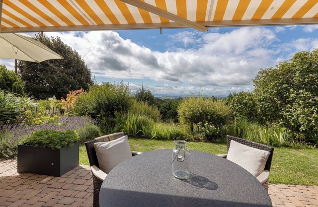 Ferienwohnung 'Garden Suite' mit Bergblick, privater Terrasse und Wi-Fi