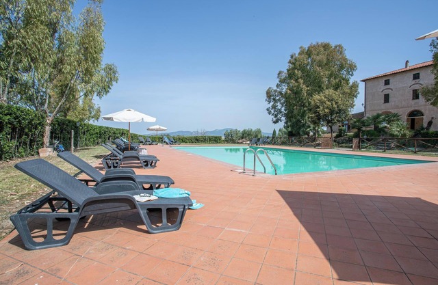 Ferienwohnung Giglio mit Meerblick, Pool, WLAN, A/C & Garten