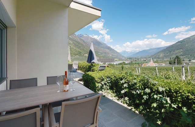 Ferienwohnung 'Golden' mit Bergblick, privater Terrasse und Wi-Fi