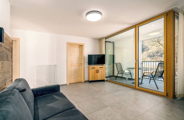 Ferienwohnung 'Golden' mit Bergblick, Gemeinschaftsgarten und WLAN