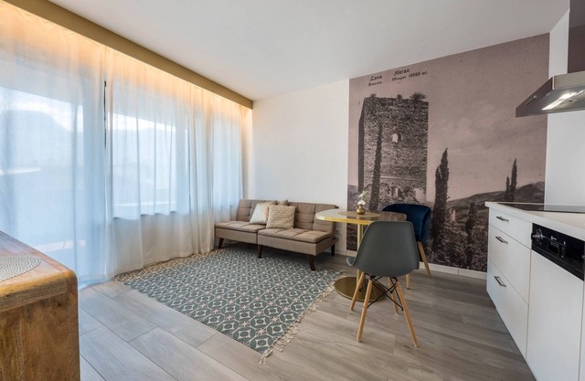 Ferienwohnung "goldfinger unique Apartment" mit Bergblick, Garten & Pool
