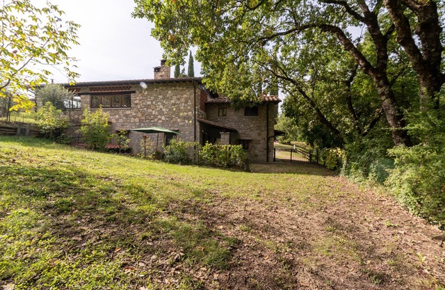 Ferienwohnung Grillaia mit Bergblick, Pool, Garten und WLAN