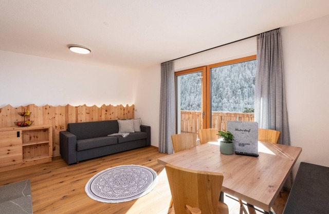 Ferienwohnung 'Huberhof Alpenrose' mit Bergblick, privater Terrasse und Wi-Fi