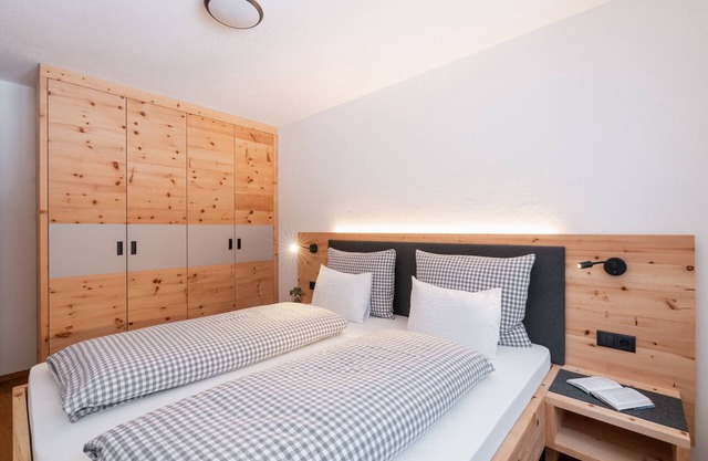 Ferienwohnung 'Huberhof Arnika' mit Bergblick, privater Terrasse und Wi-Fi