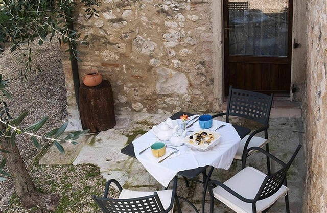Wohnung in einem Ferienhaus mit W-LAN, Klimaanlage, Pool, TV, Innenhof, bei San Gimignano
