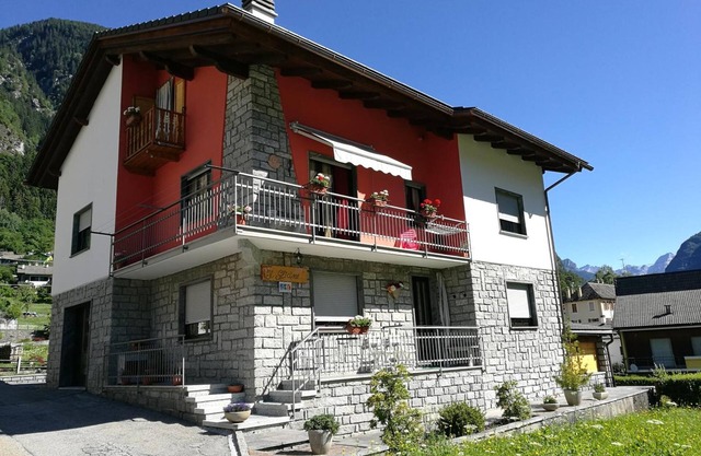 Apartment 'Il Glicine' with Shared Garden