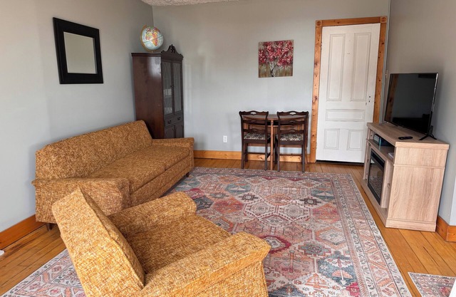 Apartment in 150-year-old farmhouse! Access to river, forest, paths, games.