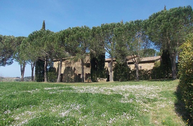 Wohnung in einem Landhaus in den Hügeln mit Blick auf das Meer mit einem großen Park und Swimmingpool