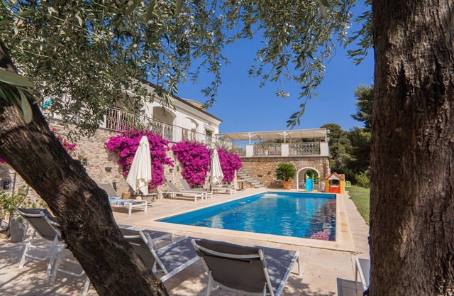 Exklusive Wohnung in Villa mit Pool und Tennisplatz.