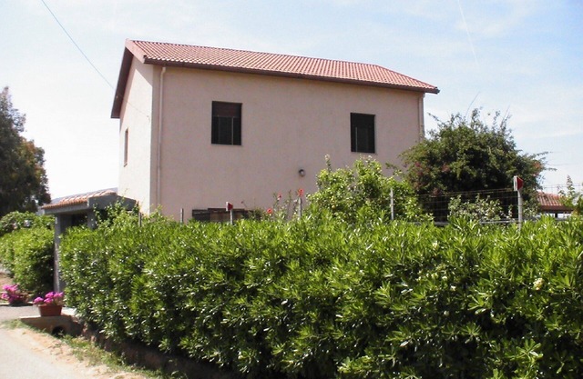 Wohnung in einer Villa im Grünen, nur 4 km vom Meer