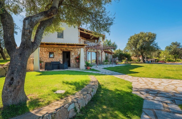 Ferienwohnung in einer Villa auf dem Lande mit Bergblick und Gemeinschaftspool