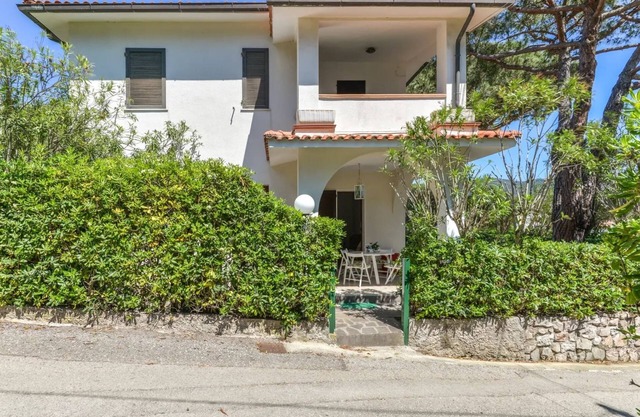 Apartment in a villa located in the quiet hamlet of Procchio,