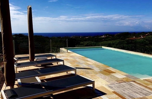 Apartment im UG einer Villa im Grünen mit fantastischem Meerblick und Pool