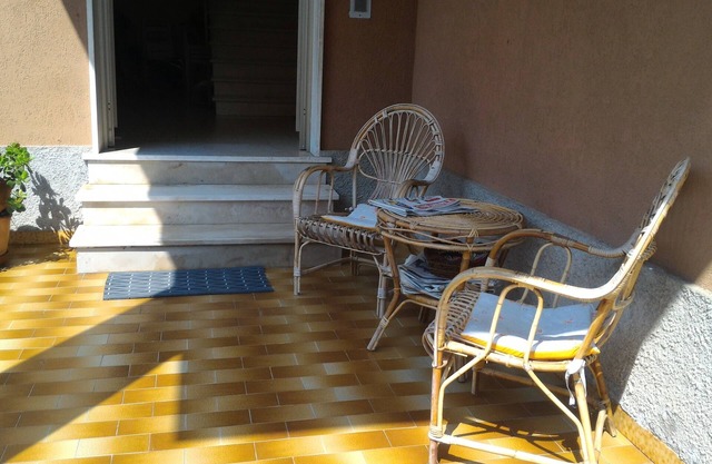 Wohnung in Belmonte Marina, hell, mit Parkplatz und Garten.
