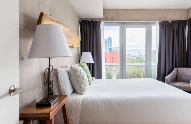 Apartment in Condesa with views of Chapultepec Castle. Gym, pool & parking