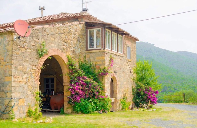 Apartment 'In Casale Toscano' with Private Garden, Wi-Fi and Air Conditioning
