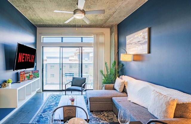 Desirable 2BD Apartment in Central DT with Gym Pool and Parking