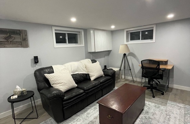 Apartment in Central Ottawa - walk to CHEO/General hospital & trainyards