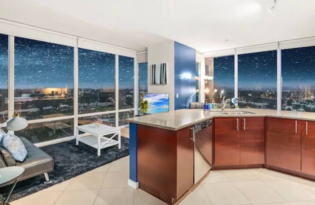 Apartment In Downtown San Diego- 2 Bedroom Highrise