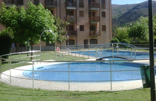 Wohnung in Ezcaray, mit Pool, Garten und neben dem Fluss.