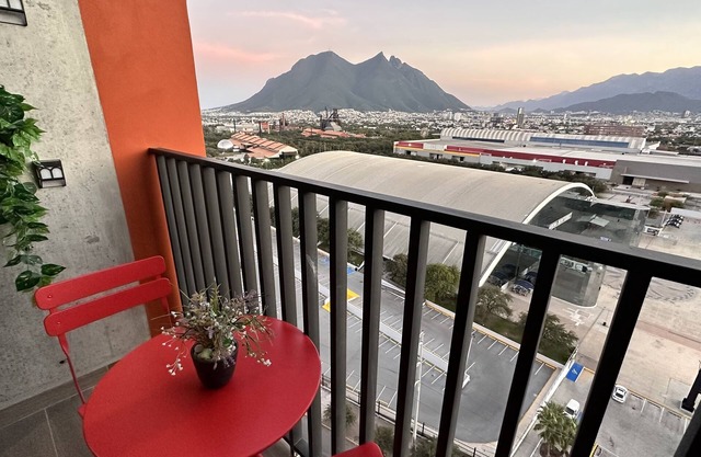 Apartment in front of Arena and Fundidora with private parking