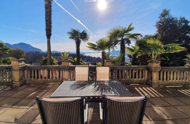 Apartment in historic villa with solarium and lake view