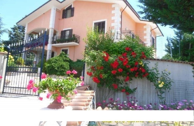 Wohnung in einer Villa, umgeben von einer charakteristischen ländlichen Landschaft