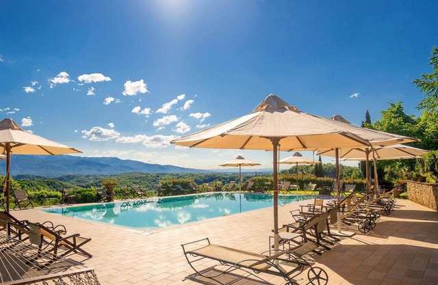 Apartment in Tuscany with Pool & Garden