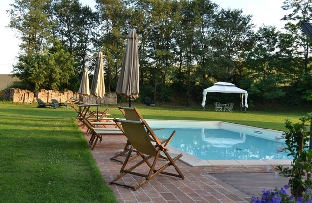 Apartment in farmhouse with swimming pool, a stone's throw from the village.