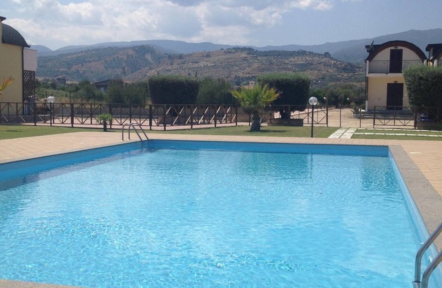 Apartment in einem privaten Komplex mit Pool- und Bergblick