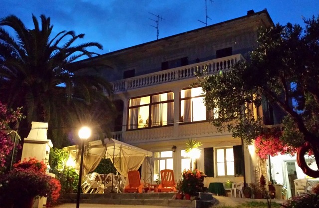 Wohnung in antiker Villa mit Garten, Pool und Parkplatz