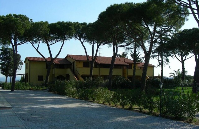 Wohnung in Residenz mit Garten in der Nähe des Meeres