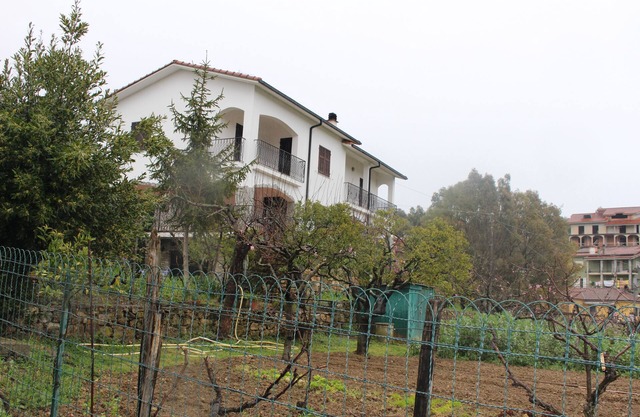 Apartment in Semi-detached Villa with Garden