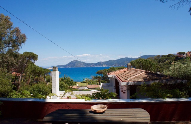 Apartamento en chalet pareado a 50m de dos playas (Capobianco, Padulella)