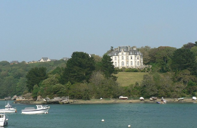 WOHNUNG IM SCHLOSS VON LOCQUERAN
