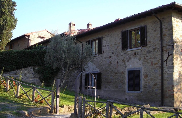 Apartment in the country with wi-fi, pool, private garden with BBQ !!