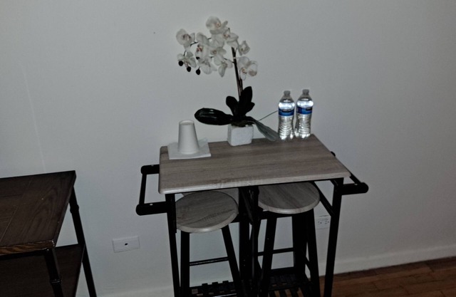 Apartment in the Heart of Woodside