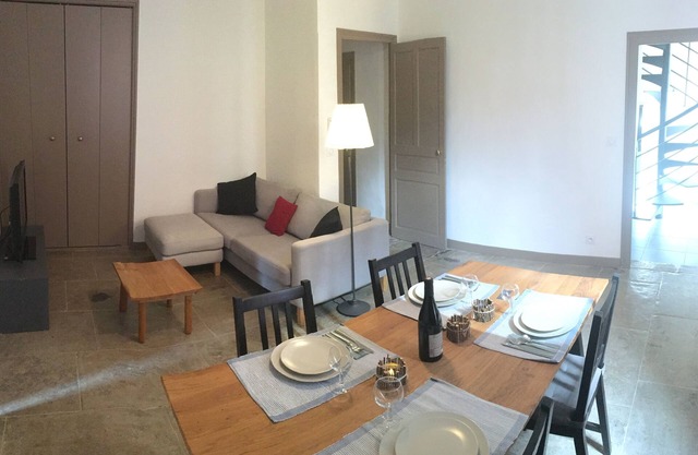 Charmante Wohnung im Herzen von Nîmes (Parkplatz inbegriffen)