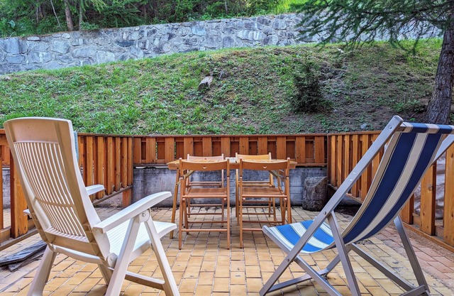 Apartment in the wood for families, couples & groups. 10min walk from ski area