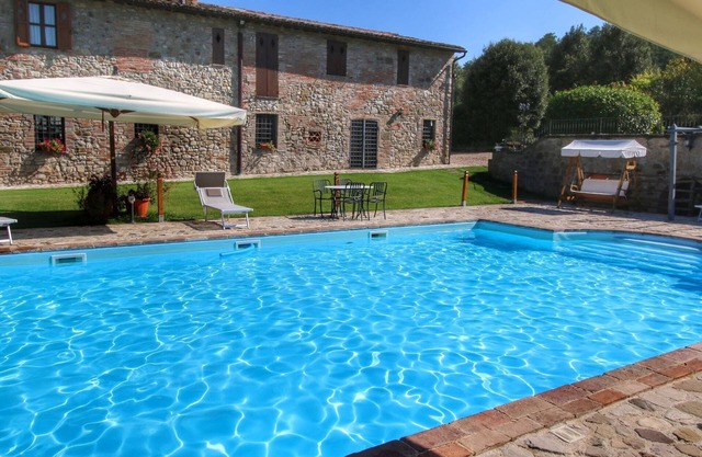 Ansprechende Wohnung in Todi mit Swimmingpool