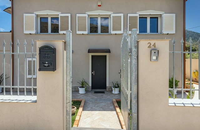 Apartment in "Villa Chiara" near the Beach, Wi-Fi, Garden; Parking Available
