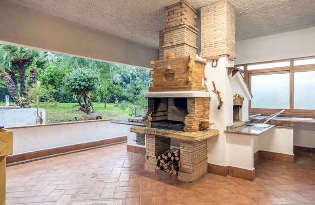 Apartment 'In Villa Con Piscina' with Shared Pool, Wi-Fi and Air Conditioning