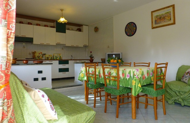 Wohnung in Villa, Erdgeschoss, separater Eingang, geeignet für Familien.