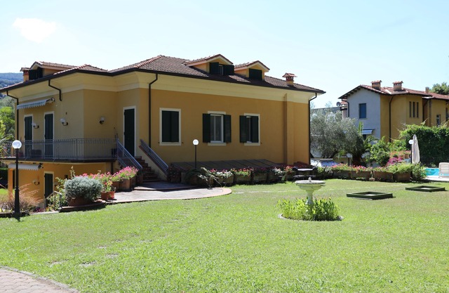 Wohnung in Villa + großen Garten mit Pool / Strand und Golf bei 50 mt