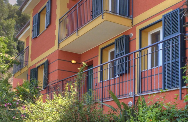 Apartment in villa, sea front, sleeps 6 double services