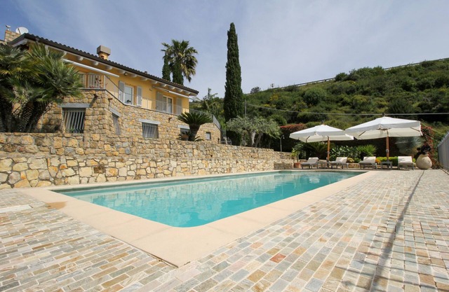 Apartment in villa with swimming pool and garden. CITRA CODE: 008008- LT -0320